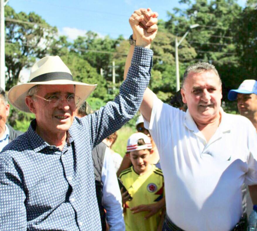 oscardarioperez's tweet photo. #LoMejorDeUribeEs su gran amor a Colombia, porque gracias a su manera paciente de enfrentar las dificultades, de no quebrarse ante tantas injusticias en su contra, nos devolvió la confianza, la ilusión y el entusiasmo para trabajar por ver un mejor país. https://t.co/X60o0CGrFA
