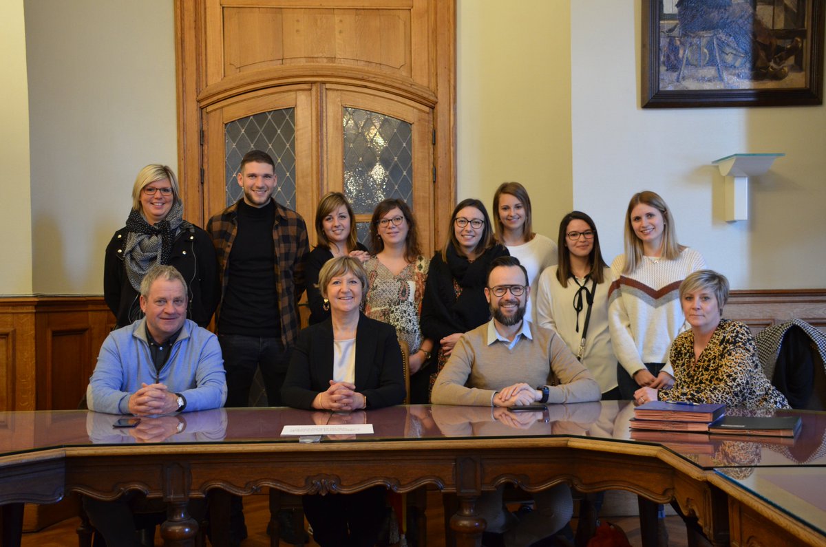 Les enseignants des établissements communaux de #Dinant ont prêté serment ce jour, entre les mains de la Bourgmestre ff.

Outre le fait que ce soit une imposition légale, c'est également l'occasion pour les enseignants de clamer leur respect pour les valeurs fondamentales belges.