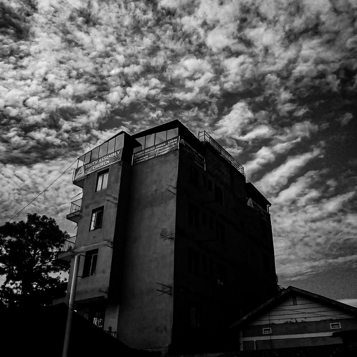 Semagandajoshua's tweet photo. Buildings in Kampala. The street series in monochrome. Street architecture.
.
.
.
.
.
.
Documentary
#keepbeingauthentic
#streetphotography
#visualgrams https://t.co/4r0ijoeWD2