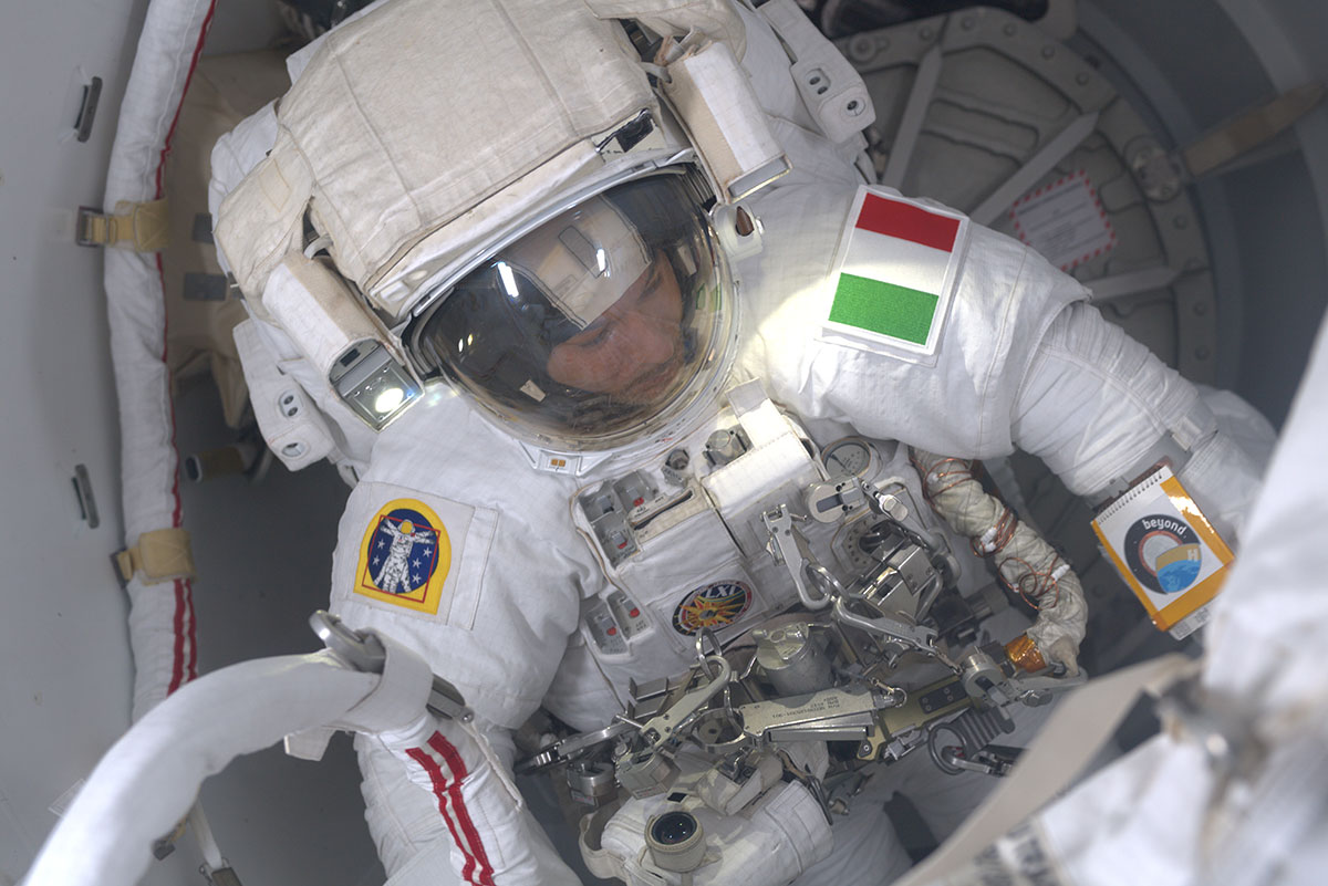 astro_luca's tweet image. Ready for egress! / Pronto a uscire! 
#SpacewalkForAMS #MissionBeyond