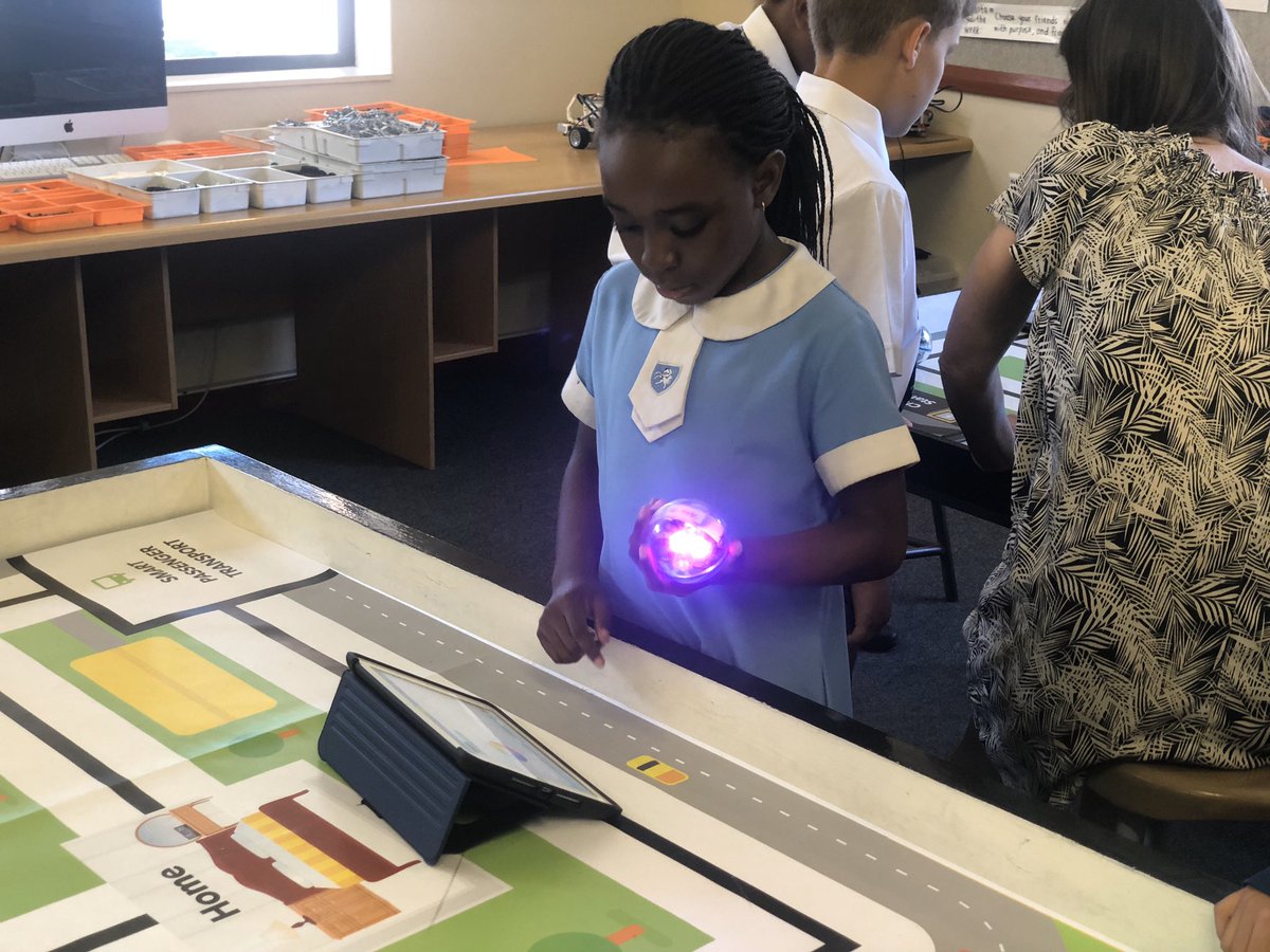ParklandsTweet's tweet photo. Learning computational thinking and storytelling using @Sphero, @AppleEDU @iPadPro to plan and code an adventure story about the “The Lost Ball”.  #technology #coding #buildingfutures #appledistinguishedschools 
#applesistinguishedschool https://t.co/laJ3AiS10L