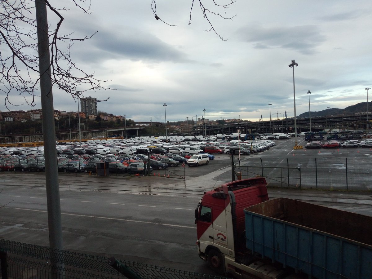 Pasaiako portuan, kamioien sartu-irtenean ez da alde handirik nabari; bai, ordea, barruko pabilioietan. Guardia Zibila ari da sarrera zaintzen. #U30GrebaOrokorra <a href="/berria/">Berria.eus</a>