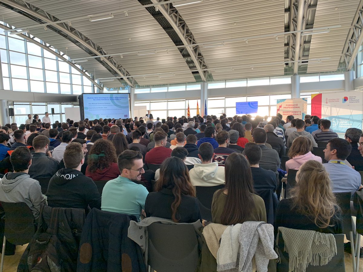 maytevs's tweet photo. Lleno absoluto en la jornada de nuevos retos tecnológicos para empleabilidad en los ciclos formativos de informática. Espectacular el programa de hoy para los alumnos de FP, nivelazo. Enhorabuena a la dirección gral de FP @mgomicia #RetosFP https://t.co/zLYVcgwsZB https://t.co/sZmgWdD5H9