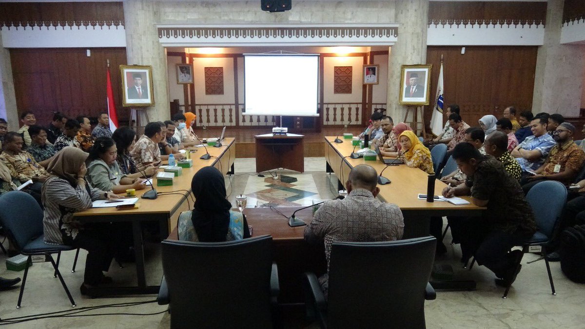 Sekretaris Kota Administrasi Jakarta Utara di dampingi Kasudin Kominfotik Jakarta Utara Pimpin Rapat Monitoring dan Evaluasi Citizen Relation Management (CRM) di Ruang Fatahillah Kantor Walikota Jakarta Utara, Kamis (30/1)
<a href="/aniesbaswedan/">Anies Rasyid Baswedan</a> <a href="/DKIJakarta/">Pemprov DKI Jakarta</a> <a href="/bangAli_MH/">Ali Maulana Hakim</a>