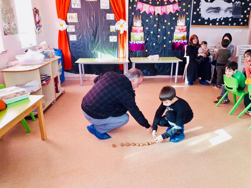 Oyun kendini anlatmanın, korkuyu yenmenin, iyileşmenin en tanıdık yolu.Elazığ’daki psikososyal destek çalışmamızda nineler, dedeler de oyunlarıyla bizimle birlikteler.Dün 83 yaşındaki Palulu Mahmut Amca ne güzel söyledi:“Bizim de rahatlamaya ihtiyacımız var, bizi de alın oyuna..”