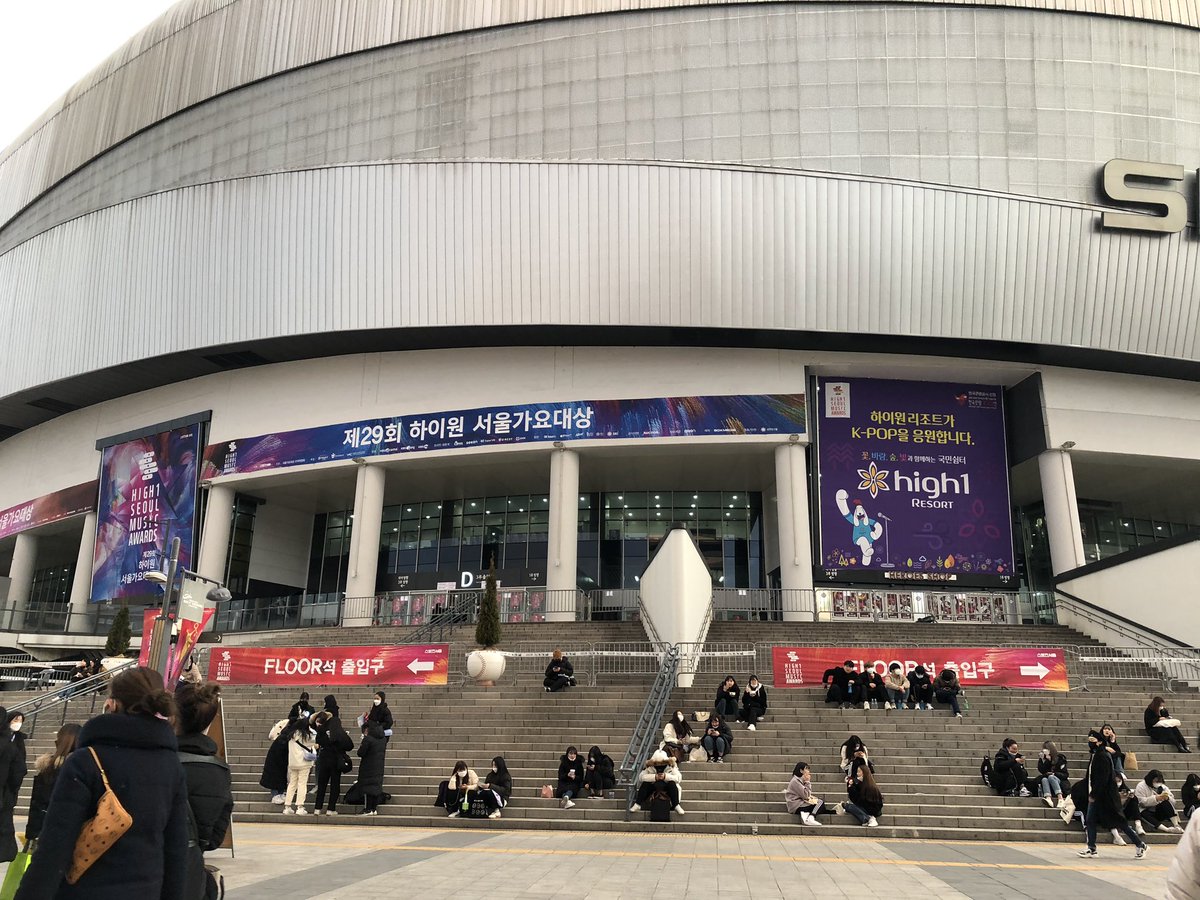 armywithluv1306's tweet photo. Memandangkan bts tak datang n tak berapa minat grup2 ni so kita jual and balik jommm #seoulmusicawards #sma https://t.co/vADjknbJXi
