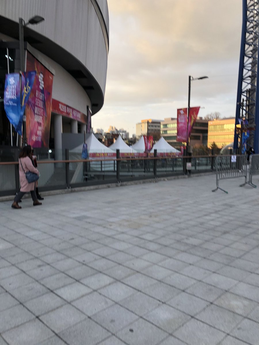 armywithluv1306's tweet photo. Memandangkan bts tak datang n tak berapa minat grup2 ni so kita jual and balik jommm #seoulmusicawards #sma https://t.co/vADjknbJXi