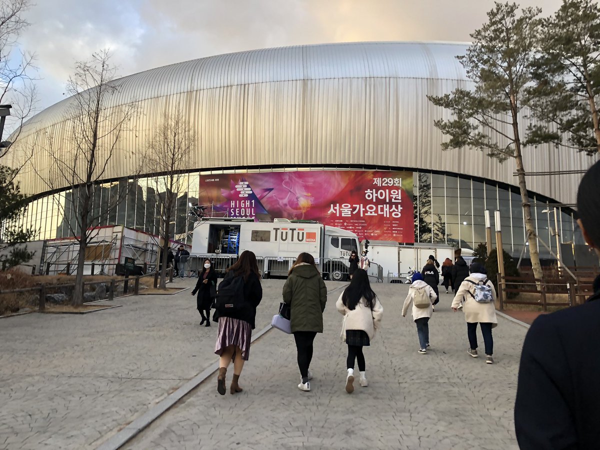 armywithluv1306's tweet photo. Memandangkan bts tak datang n tak berapa minat grup2 ni so kita jual and balik jommm #seoulmusicawards #sma https://t.co/vADjknbJXi