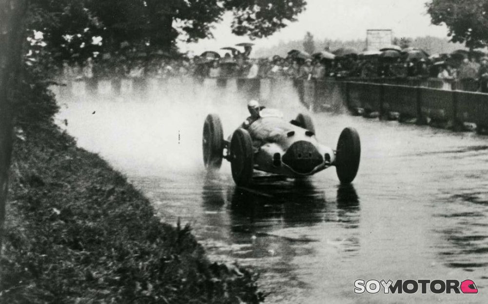 SoyMotor's tweet photo. Tal día como hoy hace 119 años nacía Rudolf Caracciola. "El mayor de los titanes", así lo llama @Josemivn - https://t.co/6VcfGGj1V9 #F1 #Caracciola https://t.co/zwQnblKBB2