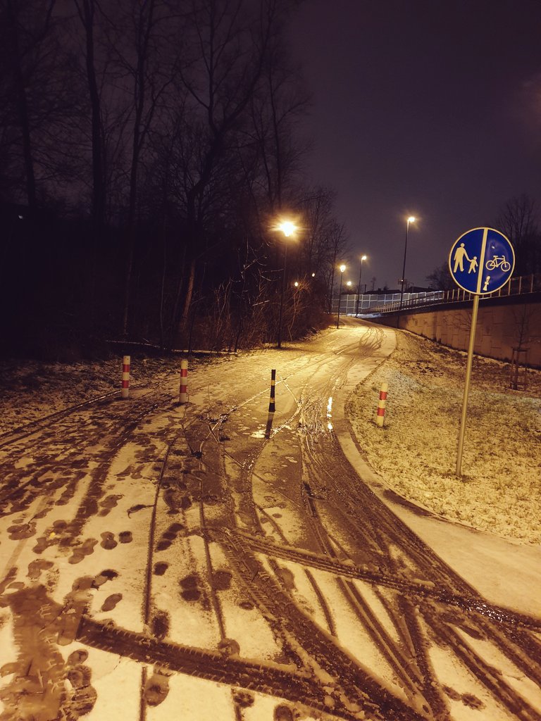 jankrzyz's tweet photo. Była środa, to i podbiegi były 🏃‍♂️📈🤗 Trochę śniegu nam w końcu spadło 🌨 #running #bieganie #run #runner #training #trening #runningman #fit #runstyle #runlife #runhappy #timeforrunning https://t.co/oZ0WCjz3z8