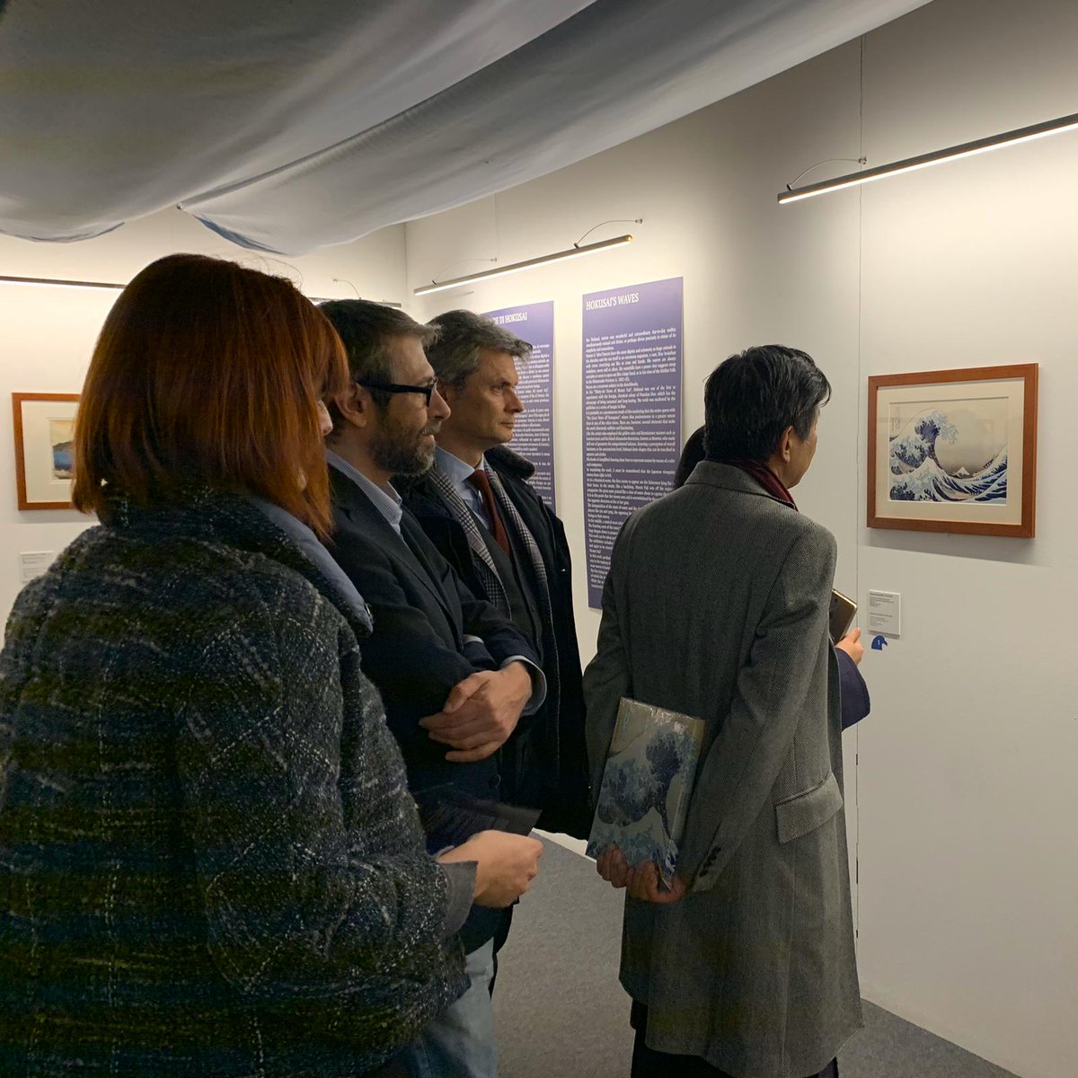 Visit_Different's tweet image. Anche il Console del #Giappone non ha saputo resistere al fascino di #Hokusai! 🌊 Questo sabato alle ore 15 non perdere l'occasione di scoprire la tradizione del mondo artistico giapponese in compagnia di Susanna Marino.
#Conferenza su prenotazione 👉 bit.ly/2Gz0bOH