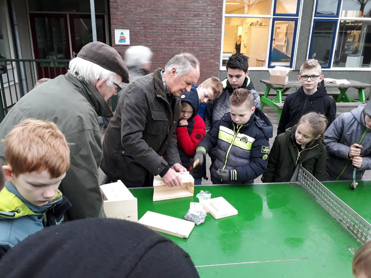 echtenest's tweet photo. Wij voeren vandaag actie! Dat doen we op een ludieke manier! De leerlingen maken nestkastjes. Samen met de vrijwilligers timmeren we de huisjes, leren we over vogels en hangen we de nestkastjes op! #samenwerken #jongenoud #groen #techniek #dalton #Hoogeveen #Echten #dewolden https://t.co/2NrZEUYX6F