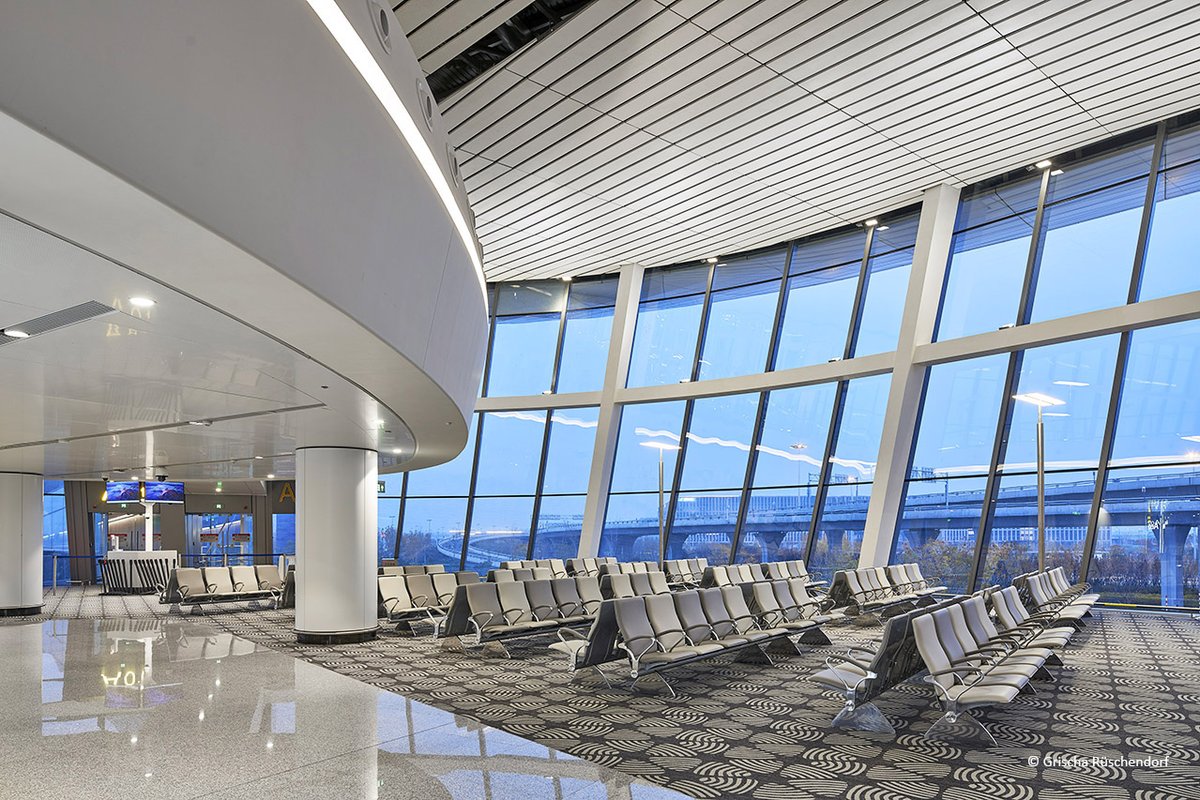 We are delighted to be the seating partner for the waiting areas at China’s new largest airport. Designed by the renowned studio Zaha Hadid Architects, Beijing #DaxingAirport has the largest single-structure #airport terminal in the world. 
#Architecture