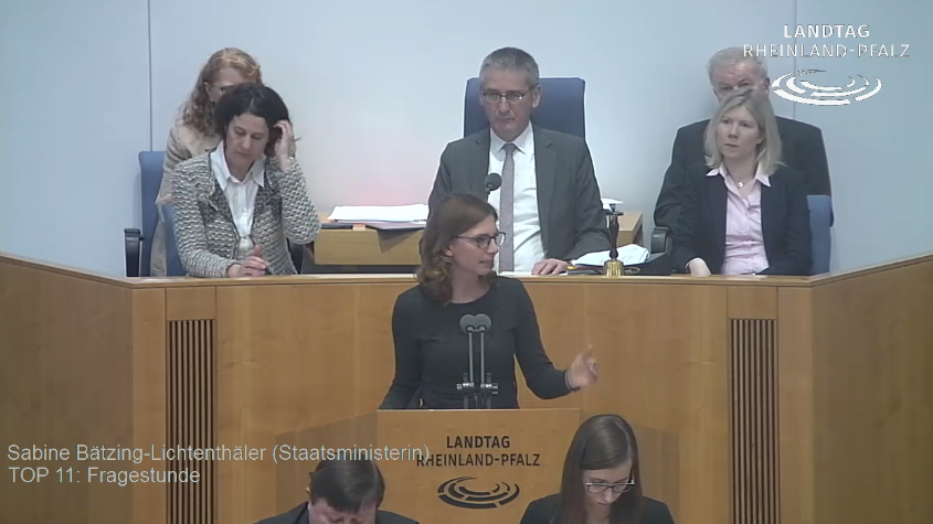 mastd_rlp's tweet photo. MIN @Sabine_Baetzing zur Frage „Absolventen in Pflegeberufen“ im #LTRLP: „Fakt ist, den gesunkenen Absolventenzahlen 2019 stehen steigende Schülerzahlen gegenüber. Ansatz der #FQI: Mehr Schüler in Pflegeschulen, stärkere Begleitung in Ausbildung & Verbesserungen im Pflegealltag.“ https://t.co/bLmZalsDFD