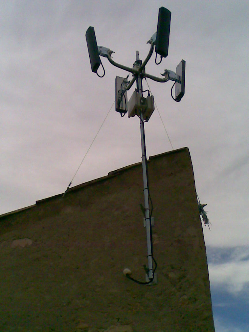 ricardocanavate's tweet photo. Hace mucho tiempo de esto, #cazandoantenas pero cada vez que las veo me traen grandes recuerdos #wimax #alvarion #netasq #linksys #OpenWRT #amigopod #infoblox #bt cc .@SECURA_IT https://t.co/a1IyGsh5In