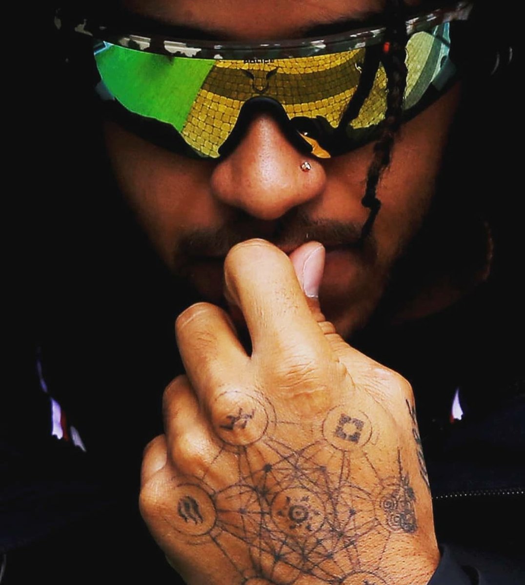 Lewis Hamilton'ın Police için tasarladığı gözlük koleksiyonu, mükemmel çizgilere sahip...
.
.
.
.
.
#tbt #tbt❤️ #perşembe #güneşgözlüğü #güneş #gunes #gunesgozlugu #güneşgözlük #efsane #spor #sporgiyim #dövme #dövmemodelleri #marka #markagözlük #bayi #alışveriş #alisveris #trend