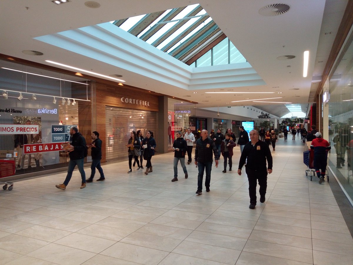 Donostian, Garbera merkataritza gunean bi irudi: Eroski supermerkatua ixita, kate handietako denda eta kafetegi gehienak, aldiz, irekita edo ateak itxita piketeak noiz pasatu zain. Bezerorik, apenas. #U30GrebaOrokorra <a href="/berria/">Berria.eus</a>