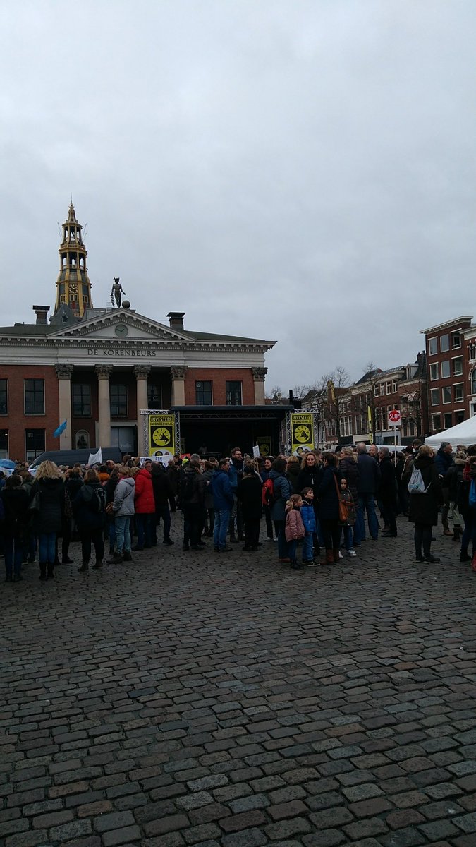 Na flinke vertraging door een ongeluk op de A7 nu toch aangekomen bij <a href="/AObtweets/">AOb</a> voor #onderwijsstaking in #Groningen