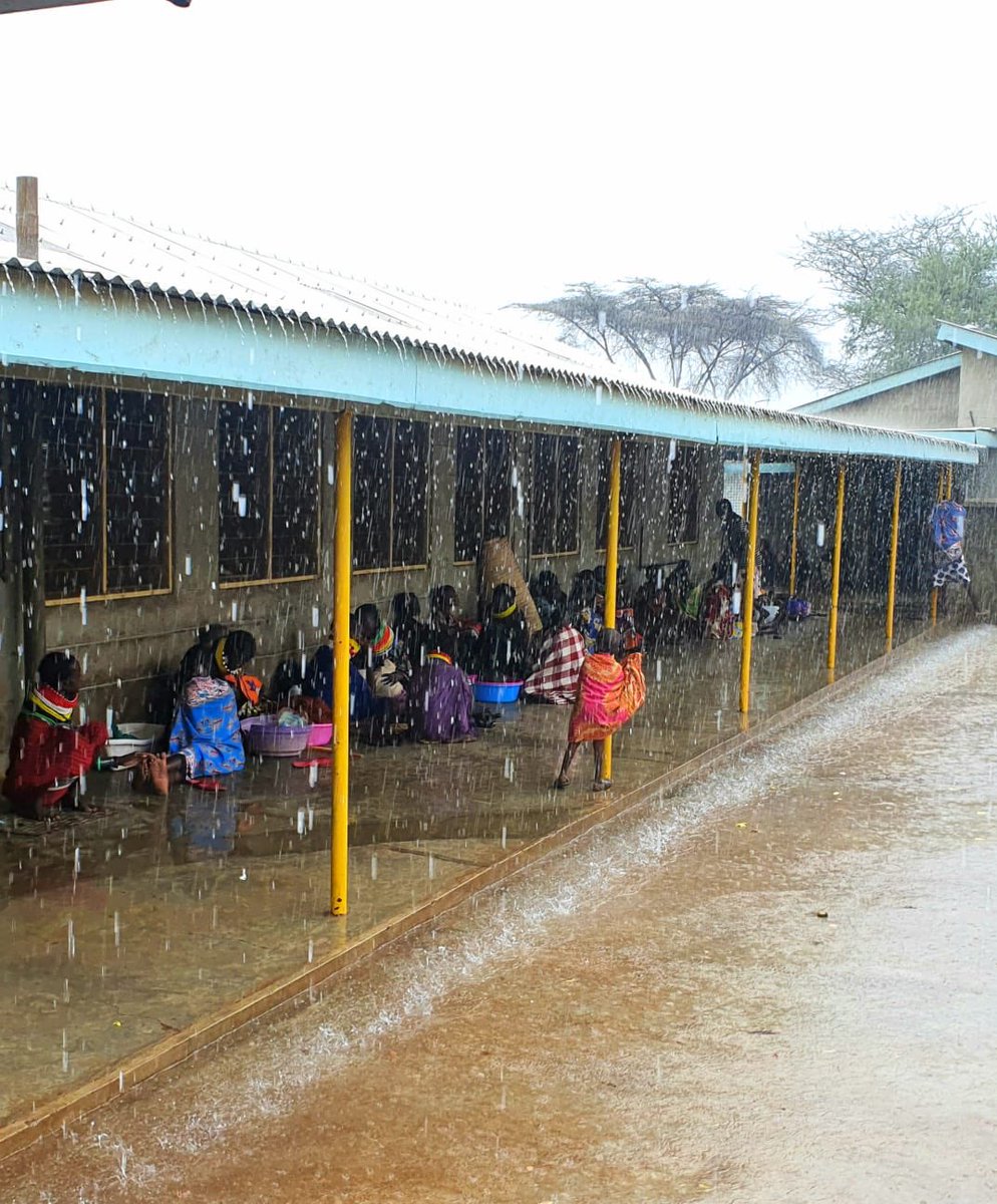 CirugiaTurkana's tweet photo. Amanece lloviendo a cántaros en #Kakuma. Nuestras doctoras se apañan trabajando también sin luz #Turkana #CirugiaenTurkana #SurgeryinTurkana #Kenya #HelpTurkana https://t.co/CYW2Y74FOP