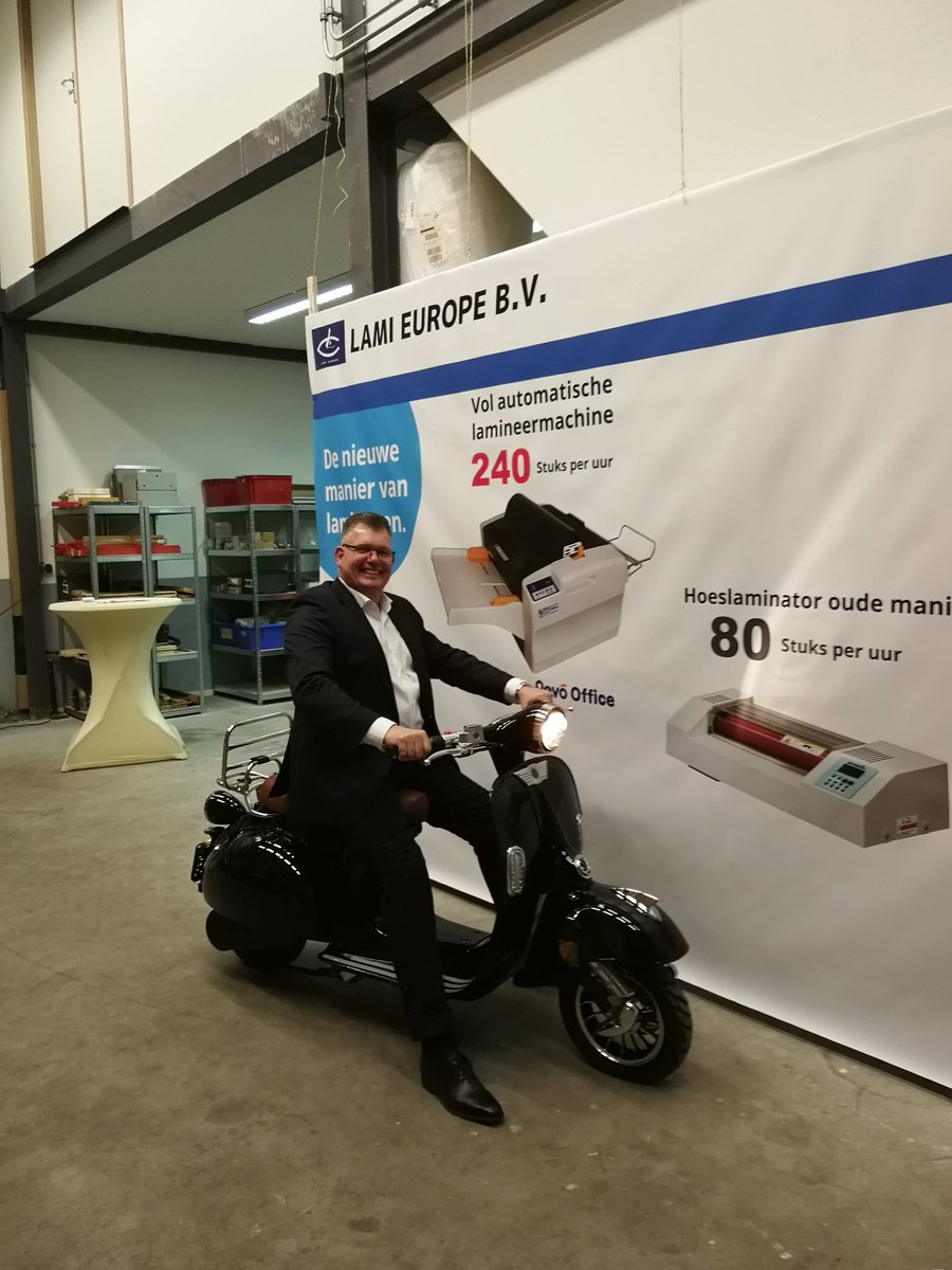greenwaysescoot's tweet photo. Een geslaagde presentatie bij Aberkrom. Ook Paul vindt het een leuke escooter. Staat goed bij je pak, Paul. Meer weten over GreenWays electrische scooters? https://t.co/DwxrKYZg29 https://t.co/qrcS0kOfFc