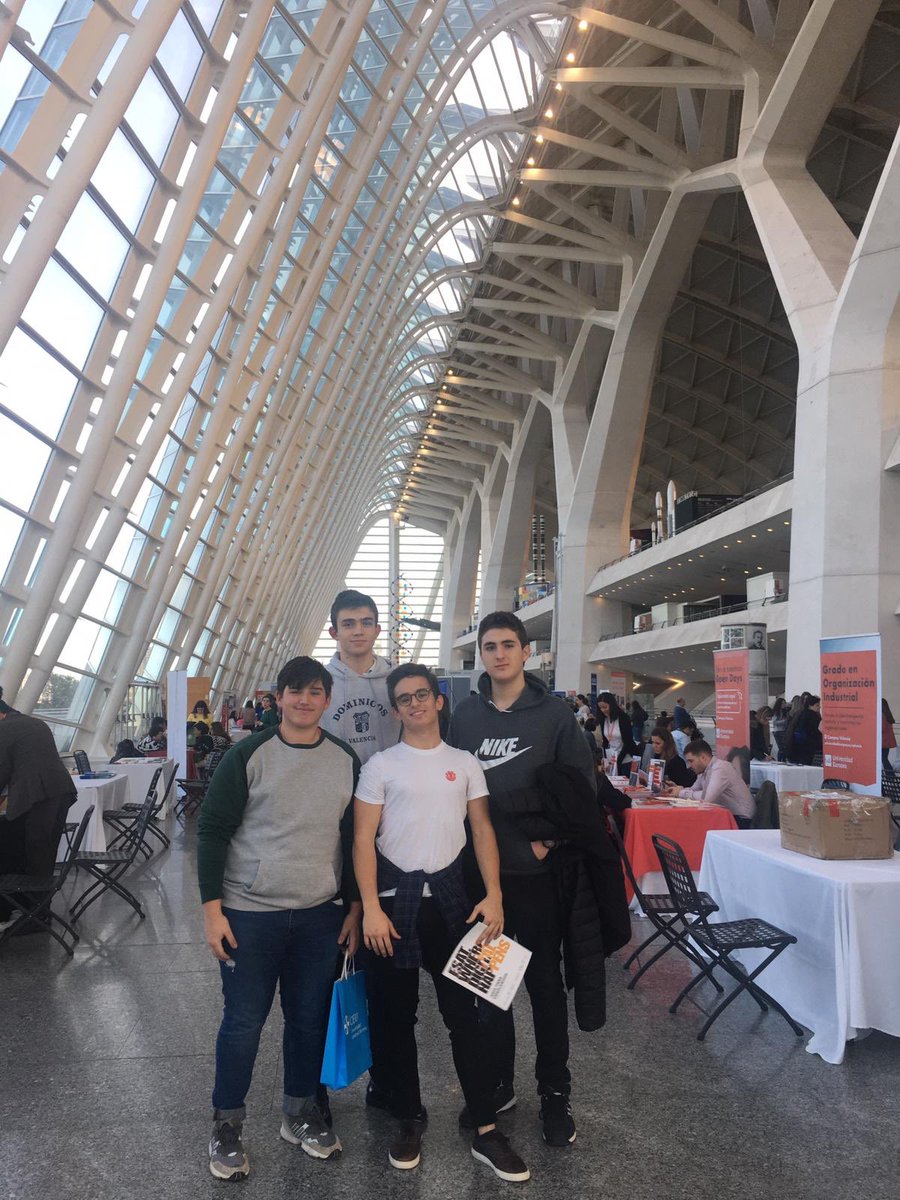 DominicosVLC's tweet photo. Los alumnos de Bachiller han visitado en la @CACiencies el @salonUnitour, donde pudieron ver que ofertas universitarias tenemos. Una tarde muy agradable #unitours #orientaciónuniversitaria #yosoydominicos #DominicoscreeenTí #futurou 👩🏼‍🎓👨🏻‍🎓 https://t.co/7zwTRbp5wL