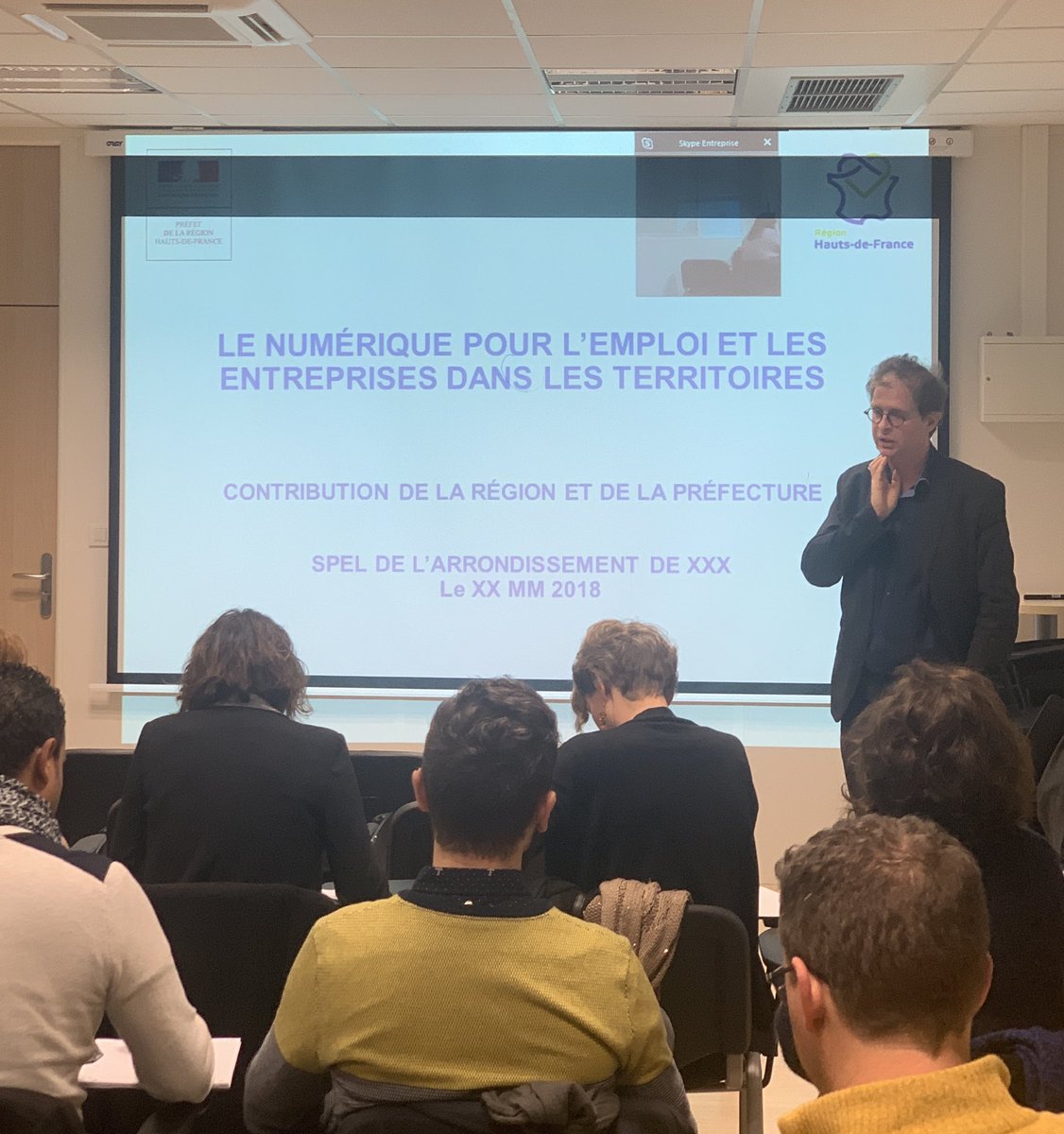 heleneroussel80's tweet photo. 🎤Conférence « le #numerique pour l’emploi et les #entreprises dans les territoires »👍🏻Tous les acteurs et partenaires du secteur ont répondu présent pour construire ensemble.
#semainedunumerique Merci à @aDesrousHdF pour son intervention.
#onestlapourvous https://t.co/ghbOphrsAn