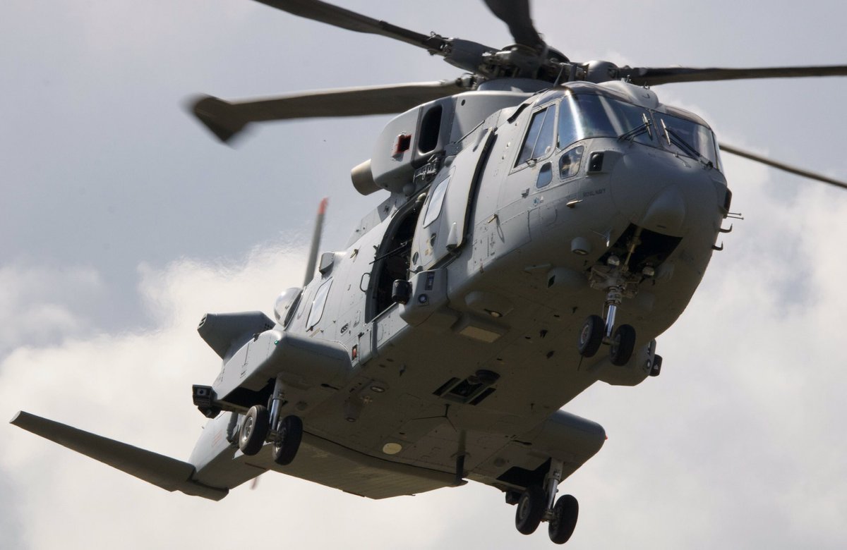 elodiemason1's tweet photo. Merlin from Culdrose over Yeovilton for Air Day last year 🚁💪 #yeoviltonairday #airshow #aw101 #merlin #fleetairarm #royalnavy #flynavy #rnasculdrose #aviation #avgeek #aviationphotography https://t.co/GMH9hT7oH7