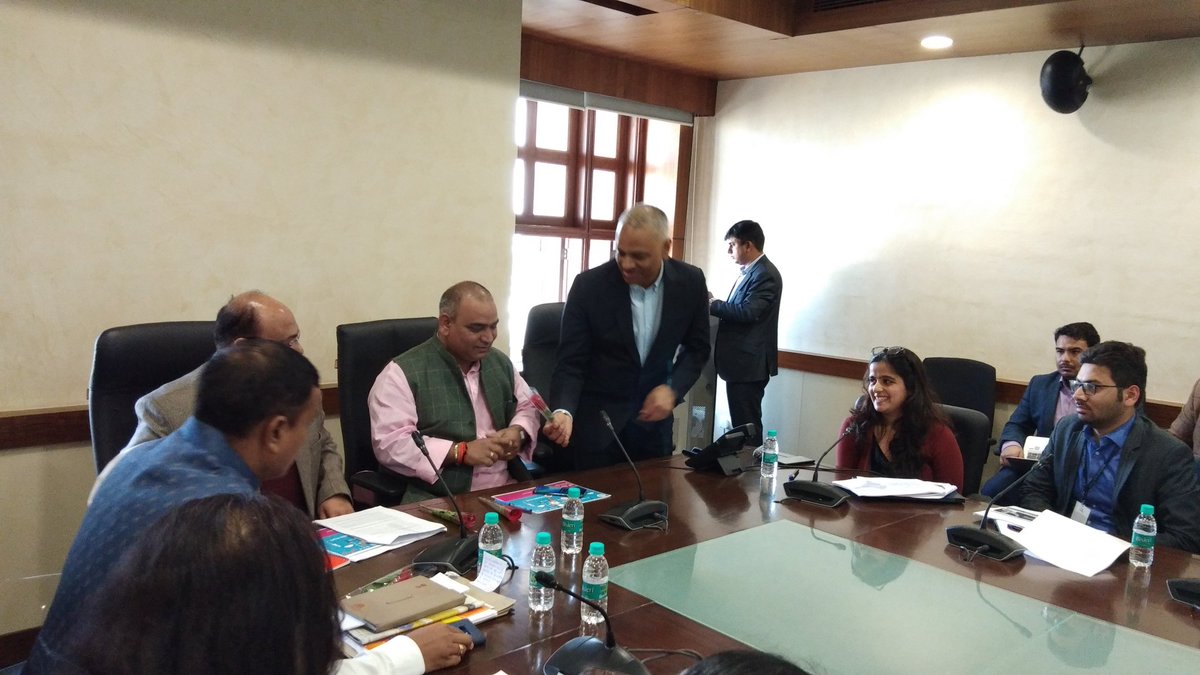 AjitSinghPal_'s tweet photo. Up स्टार्टअप पॉलिसी पर विस्तृत चर्चा हेतु लोक भवन में बैठक की,बैठक में आये विभिन्न इनक्यूबेटर्स , स्टार्टअप्स के महत्वपूर्ण सुझावों को सुरक्षित किया।
#ajitsinghpal #upstartuppolicy #startupindia #bjp4up #upite https://t.co/t50D5yYVls