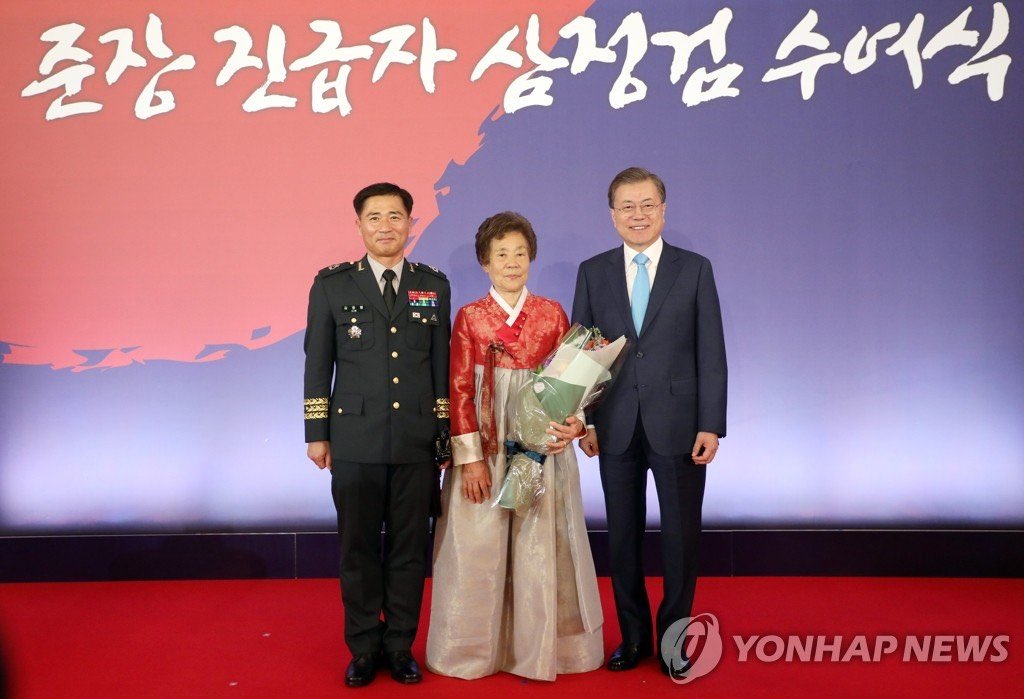 한 나라의 대통령이 자신의 당연한 권위를 양보하고 준장진급자 어머님을 가운데 모시고 사진을 찍는건 인간에 대한 예의와 태도가 몸에 베인 쉽지않은 행동이다. 사람의 본질은 은연중에 나오는 행동에 있다. 거기서 진정한 인격이 드러난다. 그것은 속일 수 없다.