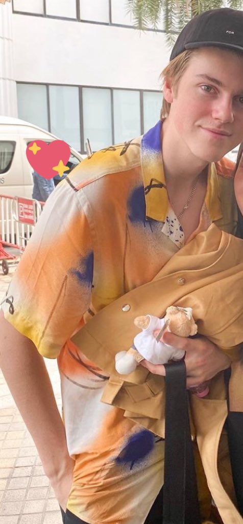 JNforoneRuel's tweet photo. คิดถึงน้อง ตอนที่น้องมาไทยให้เสื้อน้องไป ไม่คิดว่าอีกวันน้องจะใส่ดีใจมากๆเลย 🥺💛 Thank you @oneruel 
ขออนุญาตน้องเจ้าของรูปน้าคะ https://t.co/rlsDGuagUd