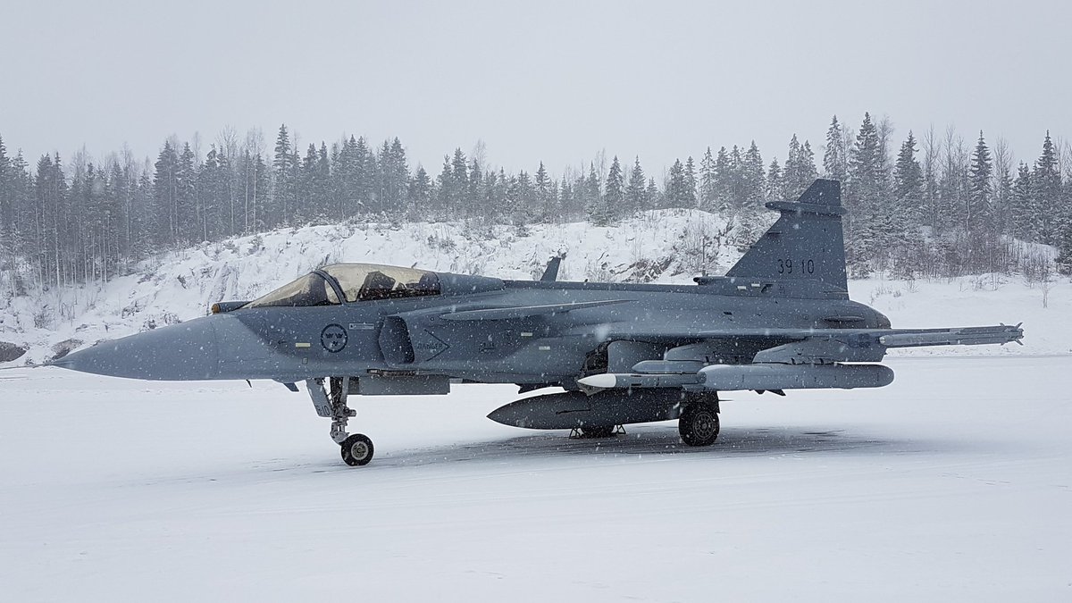 .@Saab Gripen E 39-10 sporting Electronic Attack Jammer Pod (#EAJP) and @byMBDA Meteor BVRAAM, in snowy Finland. #HXChallenge