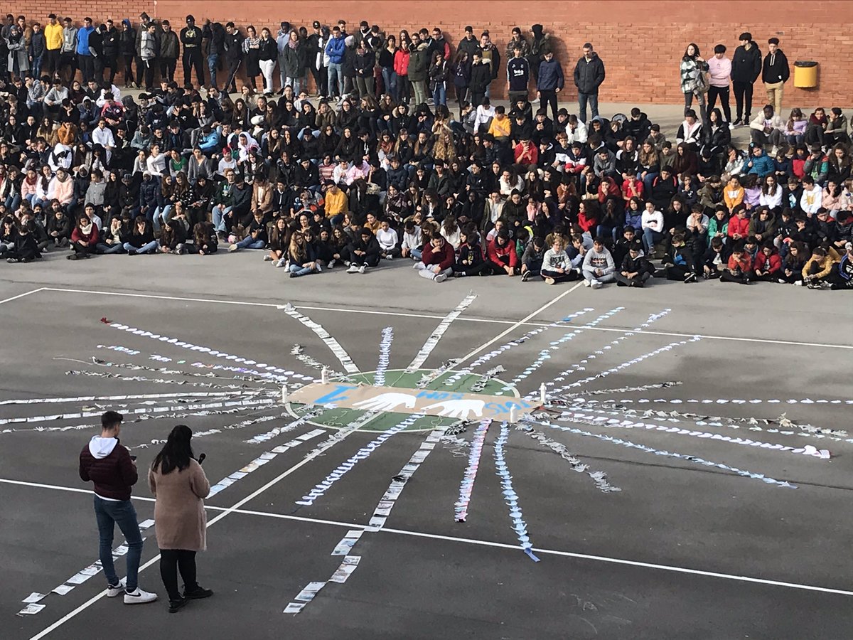 SalesiansMAT's tweet photo. #som1 amb la #pau #colomsdepau #enviatsdepau #fetsama #dependenosaltres #DENIPmat #DENIP https://t.co/t9A4qfEtzR