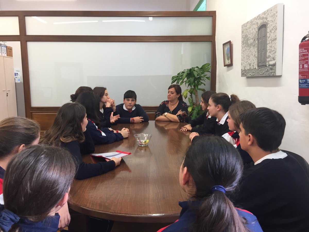 movilizaret's tweet photo. Ayer nos trasladamos al ayuntamiento de Arrecife para presentar nuestro nuevo proyecto #movilizaret 
#desingforchange
@dfcspain 
@NazaretArrecife https://t.co/aAoMmaLNhG