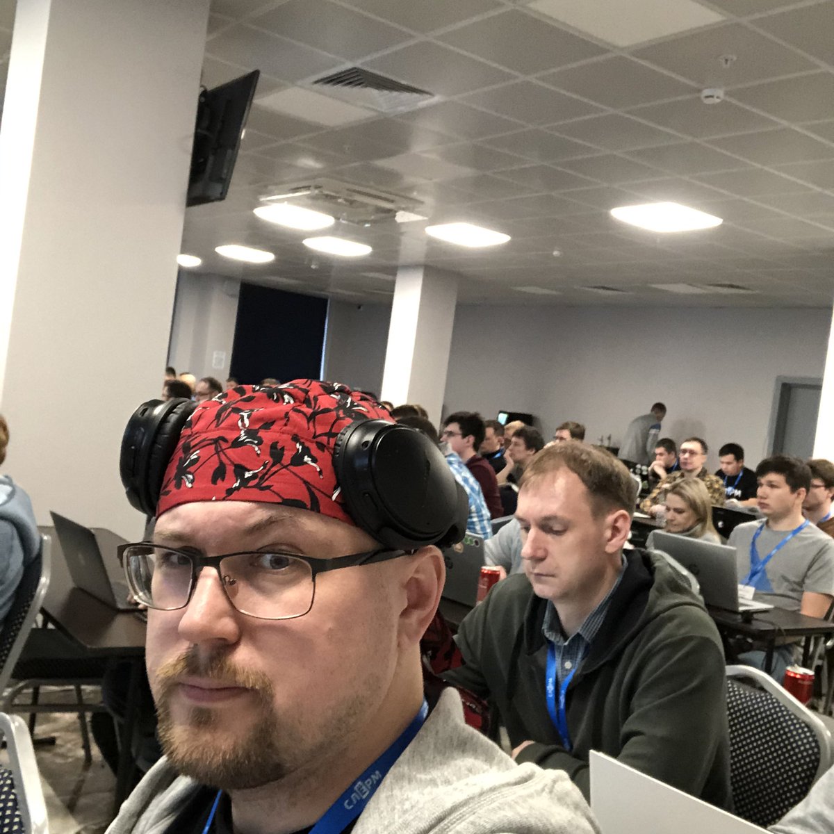 golodnyj's tweet image. В идеале размер кода микросервиса — это кусок кода, который не жалко выкинуть и переписать не больше чем за две недели #slurm #devops Две недели? Зал немного напрягся, но этож в идеале...