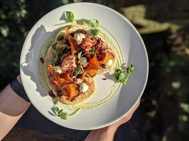 OffbeetRetreat's tweet image. Coming soon! 
Flat breads with onion blackberry chutney, our very own cultured 'goats cheeze', roasted cauliflower and broccoli tossed in beetroot pesto. All tied together with mint yogurt, tamari roasted seeds &amp;amp; Cajun seasoned butternut squash crisps. 
… ift.tt/2tSLgw3