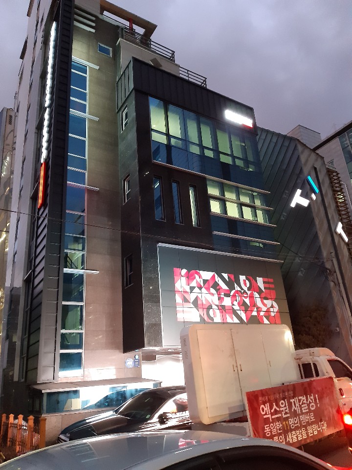 WingsForX1's tweet photo. ㅇㅇ, whatever problems the world may throw at us, don't lose hope. Let's hold each other's hands and together let's walk with courage. Fighting!

Day 17: 6:30 PM KST

LED Truck from Play M and Starship now at Brand New Music.

#StopBeingACowardCJENM
#X1Forever11
@x1official101 https://t.co/2JqiVAxzdL