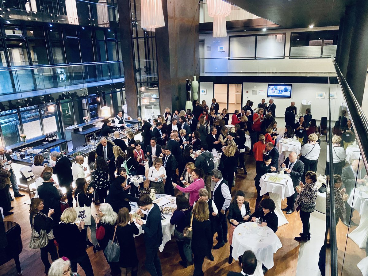 FOROM_CH's tweet photo. Très belle soirée hier à #Nescens Clinique de Genolier pour le premier évènement de l'année du FOROM ON TOUR! 180 personnes ont participé au FOROM Nutrition & Émotions. Merci à toutes et tous les participant-e-s, aux intervenant-e-s et à nos partenaires #FOROM2020 https://t.co/BxOA8x52z2