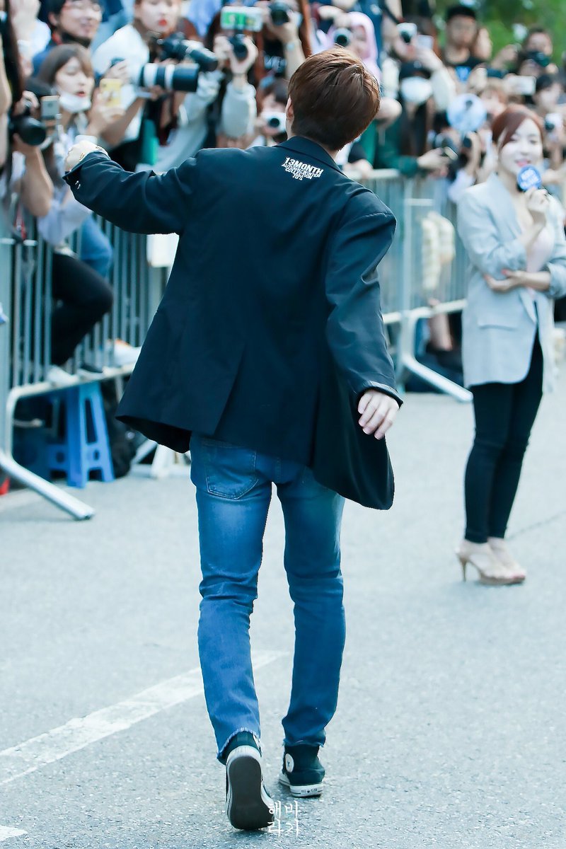 [d-558]even the way woohyun poses and walks screams BABIE