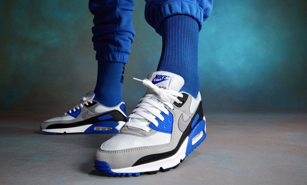 air max 90 royal blue on feet