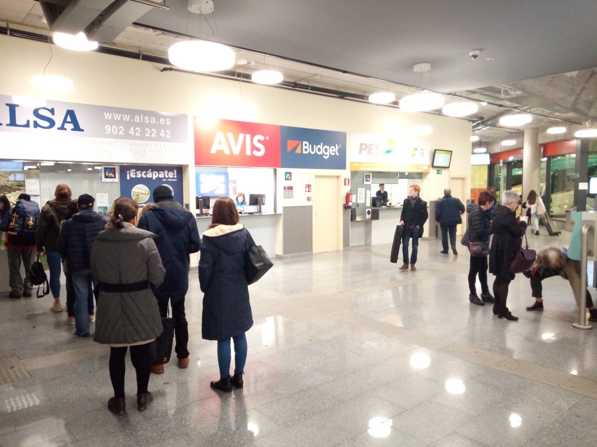 Donostiako autobus geltokian, jende gutxiago, baina, oro har, ohiko martxan. Zerbitzu guztiak irekita. #U30GrebaOrokorra <a href="/berria/">Berria.eus</a>