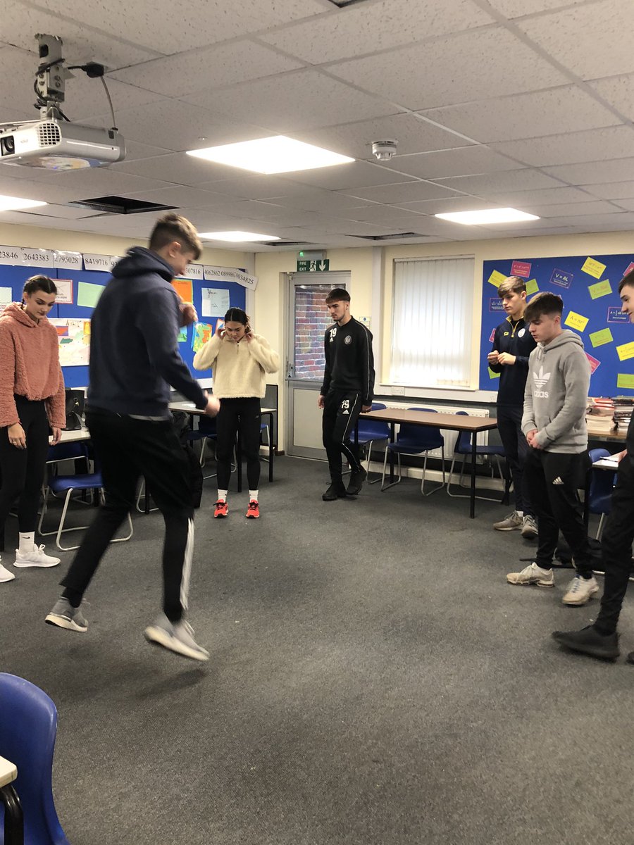 sianyclarke5's tweet photo. Thanks @MJPTherapy for excellent lecture on spirts rehabilitation this morning, great practical examples for Year 13 students @PHSNewbury https://t.co/tvv2S5Ckx3
