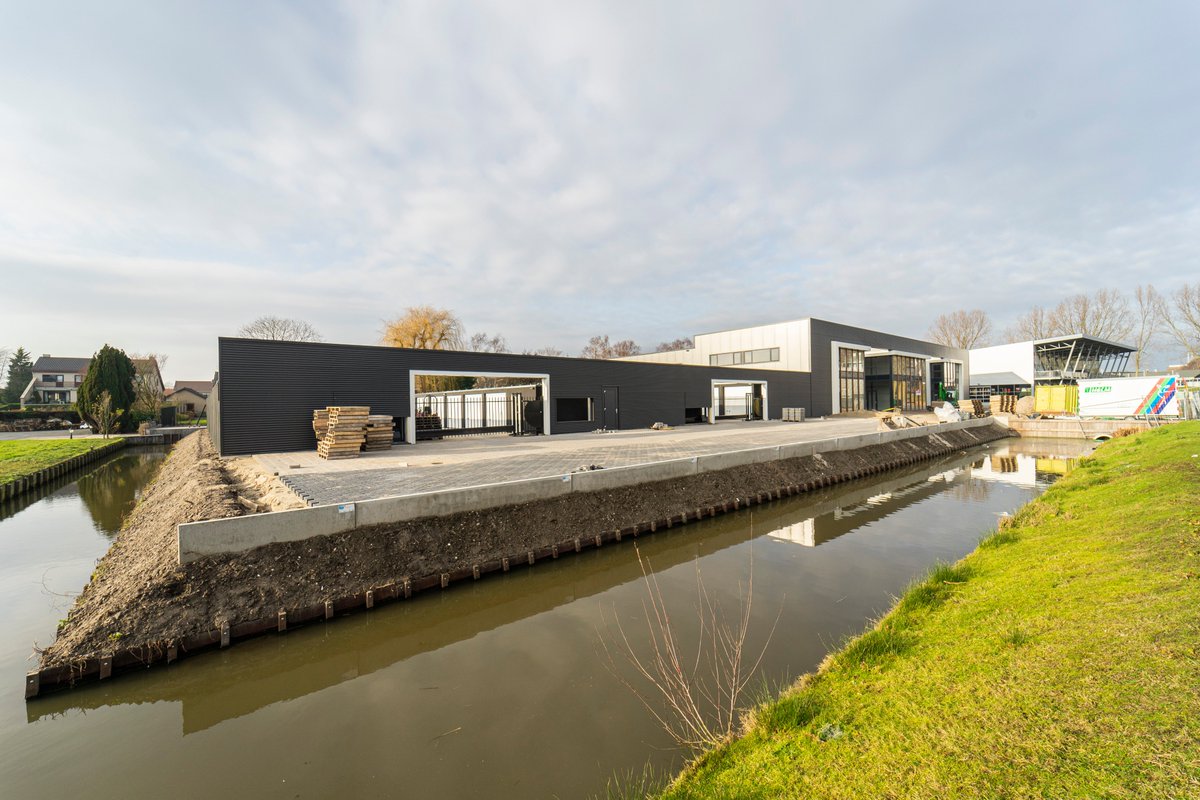Bedrijfsgebouw Berkelse Poort (BUBP2) is bijna klaar voor de oplevering. 
Architect: <a href="/Wubbenchan/">Wubben.Chan</a> 
Opdrachtgever: Hermes &amp; Hermes VOF
(Ton Hermes Vastgoed &amp; <a href="/HermesProjectNL/">Hermes Project</a>)
Aannemer en constructeur: <a href="/HHardemanBV/">Hardeman Veenendaal</a>
#bedrijfsgebouw #BUBP2 #oplevering #wubbenchan #architecten
