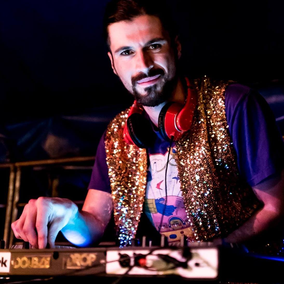 LondonRemixed's tweet image. London Remixed Festival legend Count Bassy will be opening the #Tropicarnival stage for us, as well as bringing his Global Beats, Reggae and Drum'n'Bass to the vibey #SilentDisco 

Get started by listening to his mixes here: soundcloud.com/djcountbassy