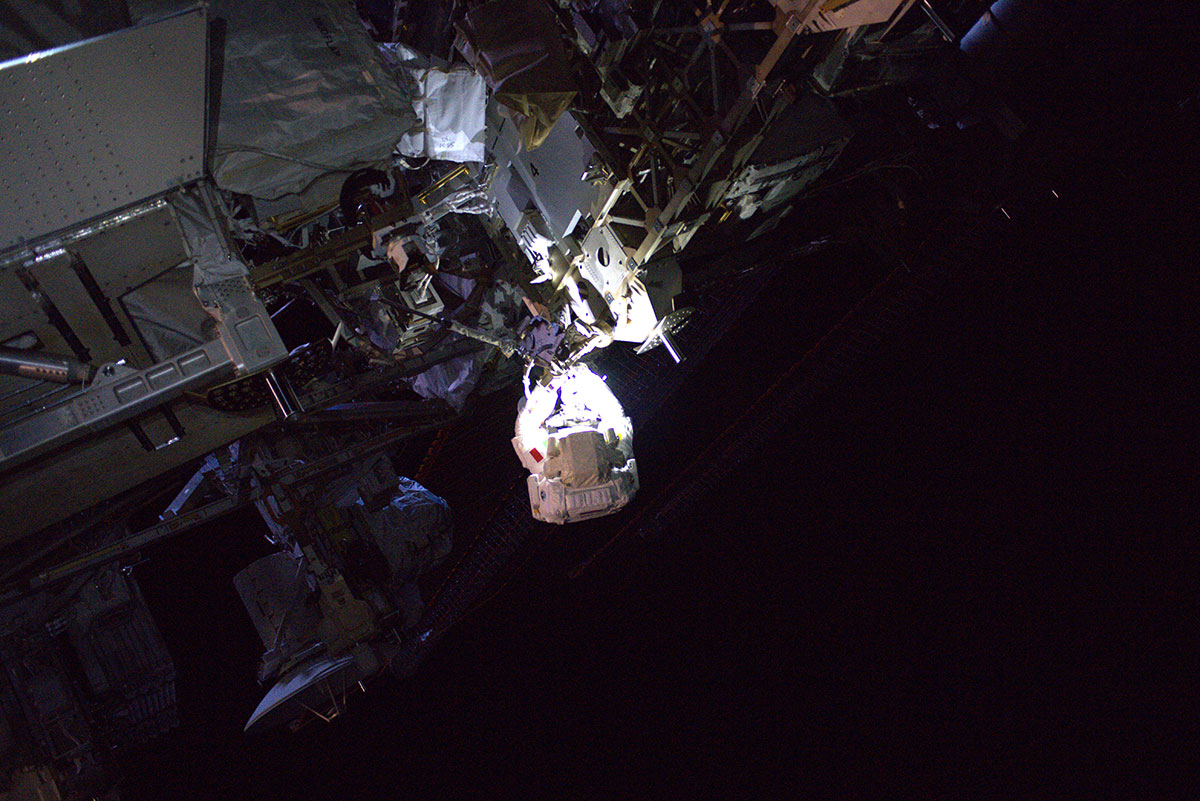 astro_luca's tweet image. Setting up the worksite. / Preparando la postazione di lavoro. #SpacewalkForAMS