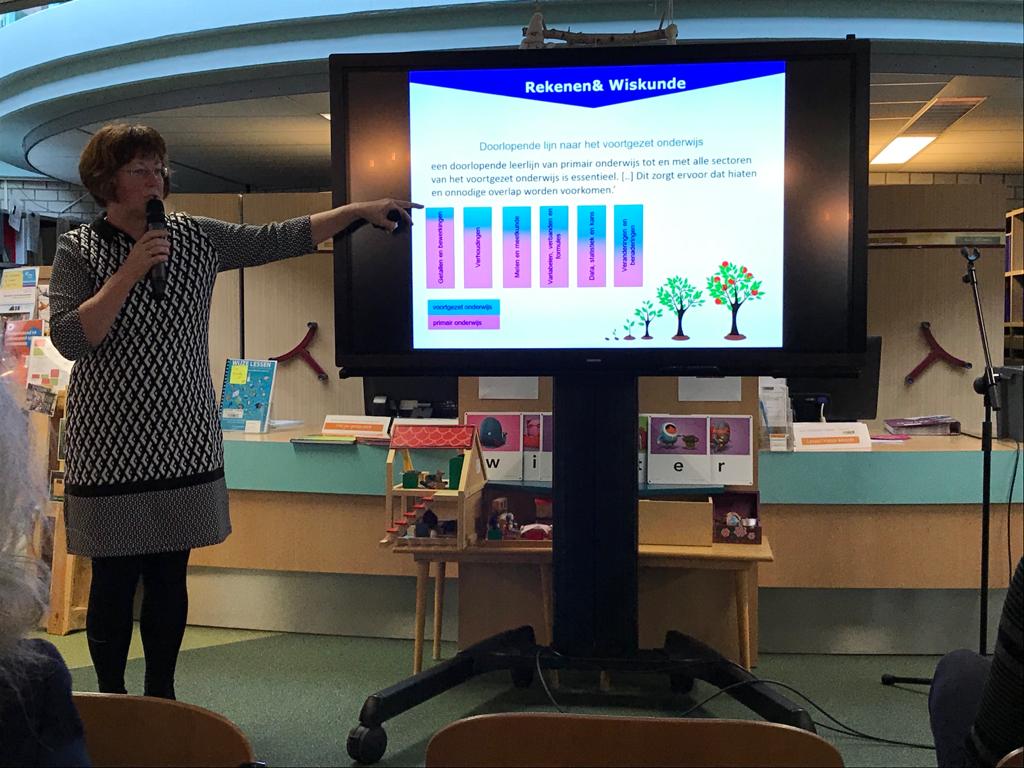 MHoogenkamp's tweet photo. De @CEDgroep bereidt zich voor op de implementatie van https://t.co/pe1QxhGMwL: hoe kunnen wij scholen straks helpen om hun onderwijs hiermee te verbeteren, doorgaande lijnen te realiseren èn ruimte te creëren voor eigen inzet? Dank aan Ria Brandt van @SLO_nl https://t.co/1SyjdWpZ0L