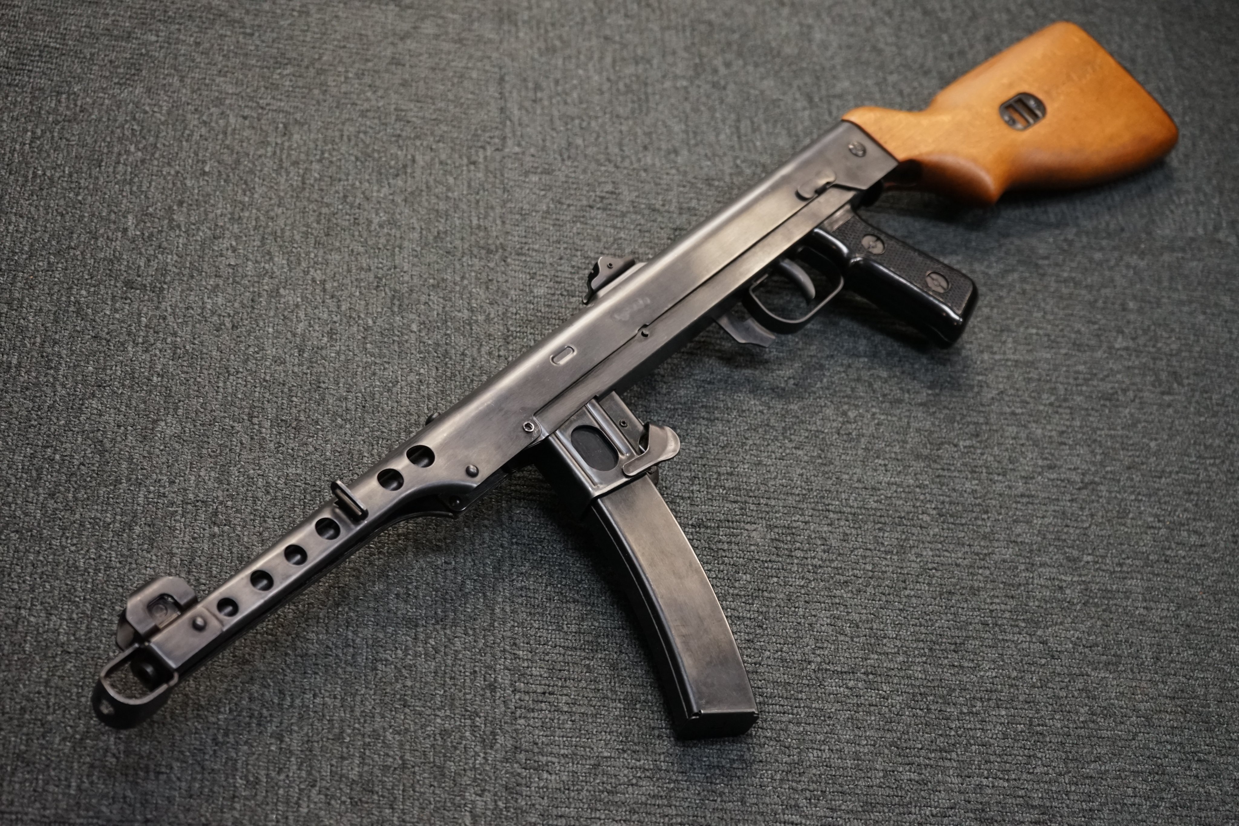 シカゴレジメンタルス 公式 こちらは ポーランド Pps43 52 短機関銃 です 通常のpps43の折畳みストックもメカニックで格好良いですが こちらは木製の固定ストックが可愛らしいですね 戦後製ということも有り非常に良いコンディションです 税込み