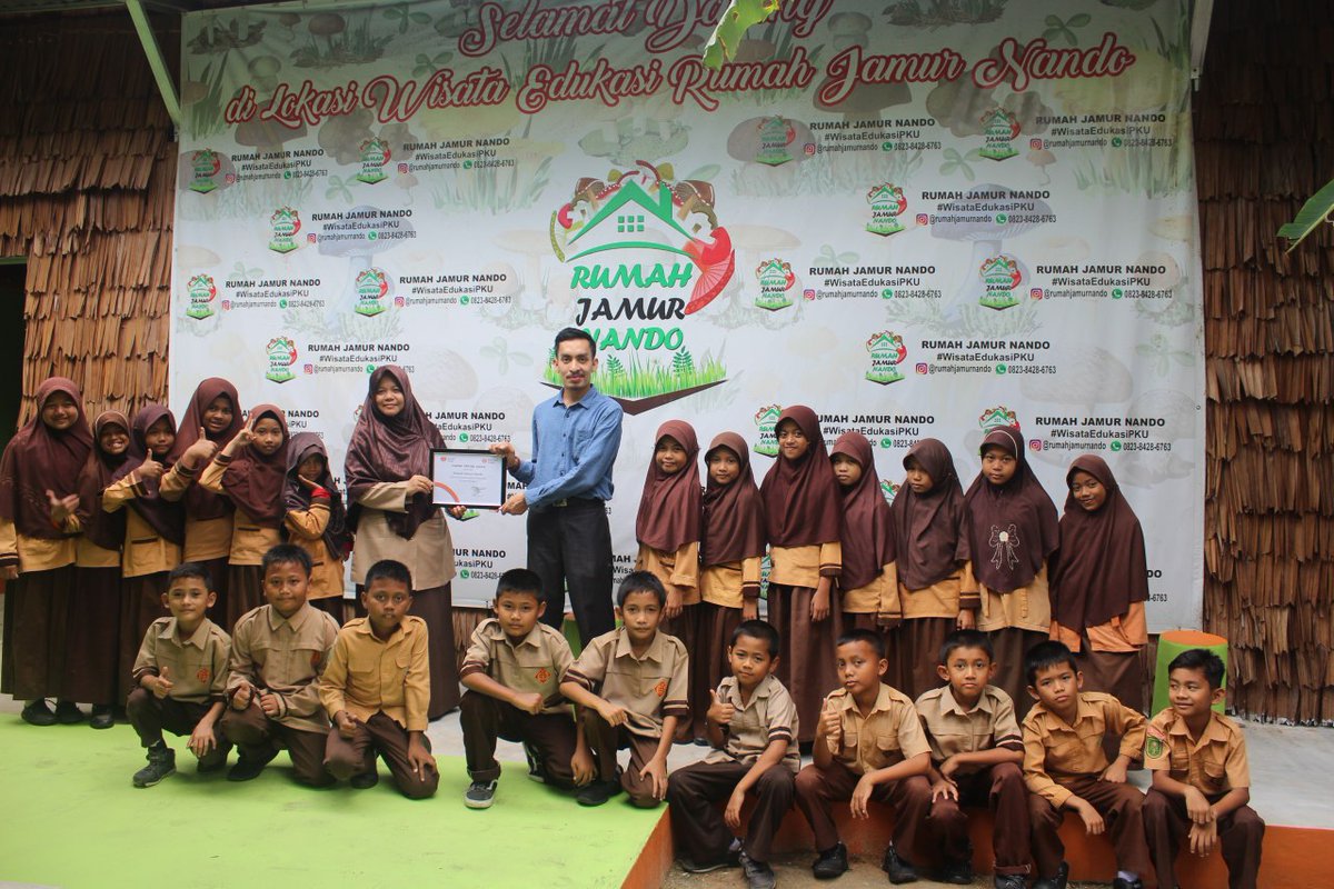 Rabu (22/1) Siswa SD Juara belajar mengidentifikasi karakteristik ruang dan pemanfaatan sumber daya alam untuk kesejahteraan masyarakat di Rumah Jamur Nando. Wah serunyaaaaa