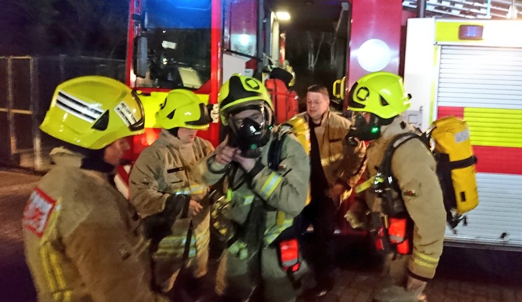 NewtownFireStn's tweet photo. Congratulations to our 4 new BA wearers who passed their initial course with @MawwfrsBa last week! On drill, we familiarised them with donning en-route, plus rapid deployment into a person's reported scenario. Really good skills demonstrated! 🚒 🔥 #trainhardrescueeasy #teammaww https://t.co/nvcGnTJlFJ
