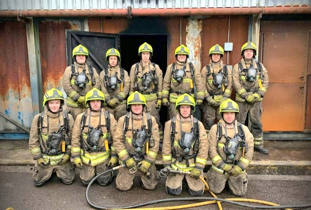 NewtownFireStn's tweet photo. Congratulations to our 4 new BA wearers who passed their initial course with @MawwfrsBa last week! On drill, we familiarised them with donning en-route, plus rapid deployment into a person's reported scenario. Really good skills demonstrated! 🚒 🔥 #trainhardrescueeasy #teammaww https://t.co/nvcGnTJlFJ
