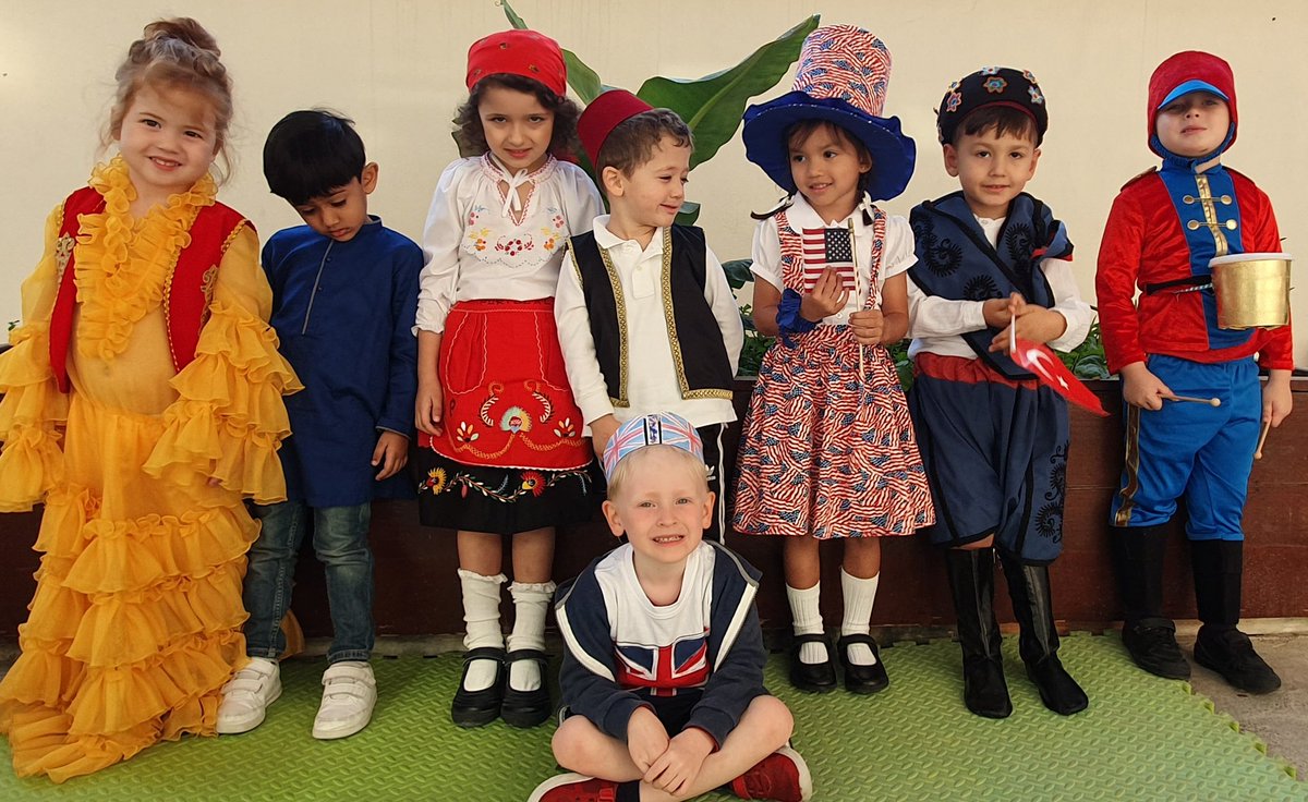 DBS_FS1's tweet photo. @DBS_FS1 #BeginsAtDBS #LionClassπ¦ #internationalday #fsparade #nationalcostume #traditionaldress #flagcolours
WOW!! What a fabulous day all the little lions had...we dressed up for DBS International Day, we took part in a parade and we tried different foods from around the π https://t.co/CKiSZCOZzN